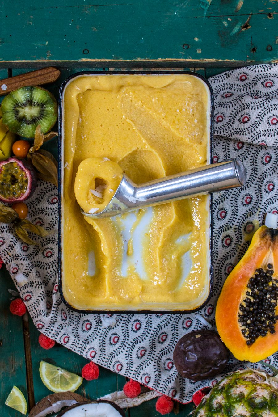 Mango-Ananas-Eis {ein tropischer Traum, gebadet in Kokosmilch} – Frau ...
